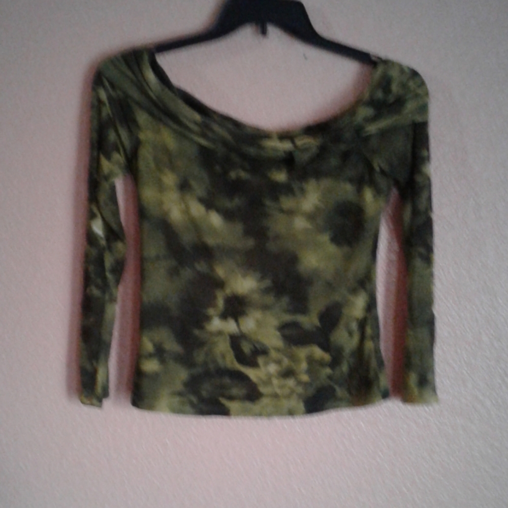 Like New Off- Shoulder Top (long sleeve)